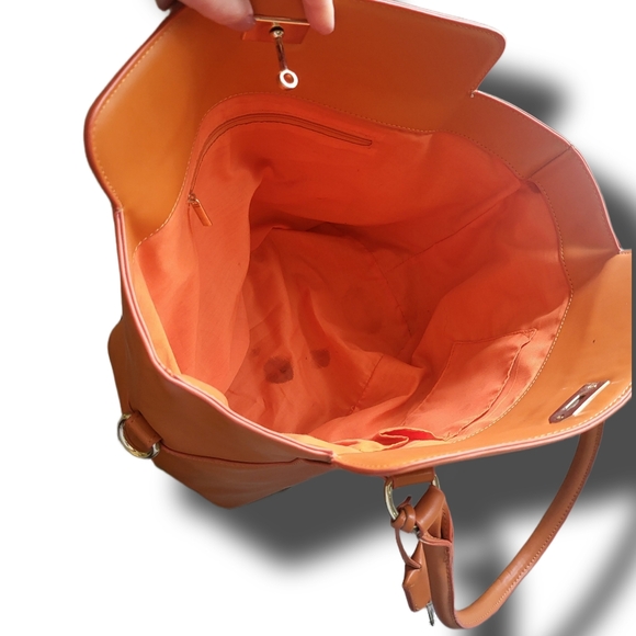 🌿Heggins Structured Orange faux-leather shoulder bag with gold tone hard - Picture 10 of 13